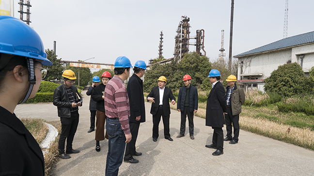 6：图为戴董事长一行查抄联孚石化西厂区.jpg